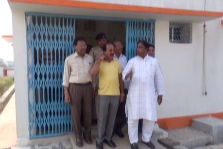पाकुड़ में बर्न हॉस्पिटल का निरीक्षण करते कांग्रेस विधायक आलमगीर आलम.
