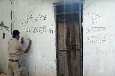 वेतन में कटौती पर पुलिस वालों ने छोड़ा खाना, काली पट्टी बांध कर जताया विरोध वेतन में कटौती पर पुलिस वालों ने छोड़ा खाना, काली पट्टी बांध कर जताया विरोध