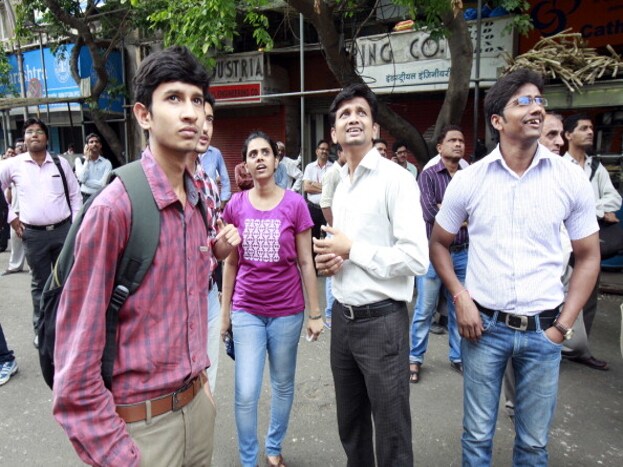  घरेलू शेयर बाजार में लगातार मिल रहे बड़े रिटर्न से आकर्षित होकर सभी बड़ी कमाई करना चाहते हैं, लेकिन सबके दिमाग में केवल एक ही बात आती है कि यह काफी जोखिम भरा है. हालांकि, यहीं वह एकमात्र साधन है जिसकी मदद से कम पूंजी के जरिए बड़ी पूंजी बनाई जा सकती है, क्योंकि शेयर बाजार ने ही लंबे पीरियड में बेहतरीन रिटर्न दिया है. इसीलिए आज हम शेयर बाजार में निवेश करके पैसा कमाने के कुछ खास तरीके बताने जा रहे हैं, जिनकी मदद से बिना अधिक जोखिम लिए अच्छा मुनाफा कमाया जा सकता है.
