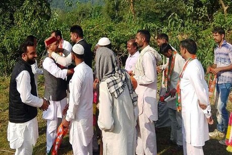 नाहन में राजीव बिंदल प्रचार करते हुए.