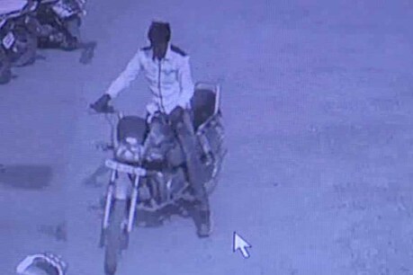 बाइक चोर वारदात को अंजाम देते हुए सीसीटीवी में कैद
