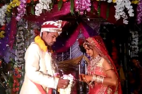 मध्य प्रदेश के अशोक नगर में किन्नरों ने 18 वर्षीय मुन्नी की शादी करवाई. इसकी चर्चा पूरे शहर में है.
