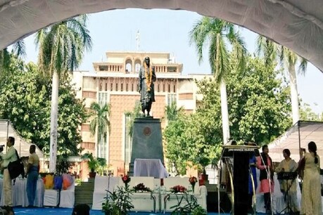 मध्य प्रदेश बुधवार को अपना 62वां स्थापना दिवस मना रहा है. इस मौके पर राजधानी से लेकर विकासखंड स्तर तक सरकारी कार्यक्रमों का आयोजन हो रहा है.