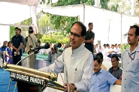 मध्य प्रदेश में प्रदेश सरकार एक नवंबर से तीन दिवसीय स्थापना दिवस समारोह मनाने जा रहा है. कांग्रेस ने स्थापना दिवस को गर्व का दिवस बताया है, मगर कहा है कि जब किसान आत्महत्या कर रहे हों, तब जश्न मनाना बेमानी है.