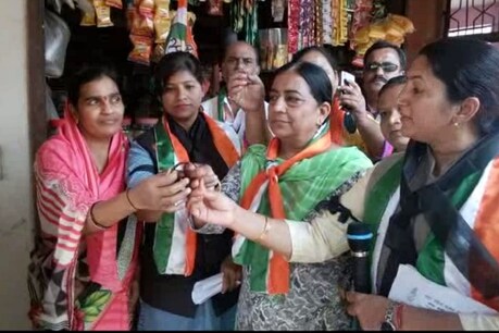 मध्य प्रदेश की राजधानी भोपाल में हुए गैंगरेप का रतलाम में महिला कांग्रेस ने जमकर विरोध किया. उन्होंने यहां घर-घर जाकर चूड़ियां इकठ्ठा की और कहा कि ये चूड़ियां अब सीएम और सरकार को भेंट की जाएगी