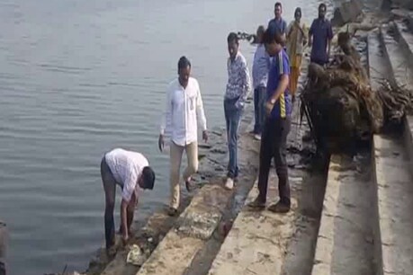 नदी में फेंकी गई गंदगी को हटाकर पीएम मोदी के स्वच्छता अभियान में योगदान दिया गया