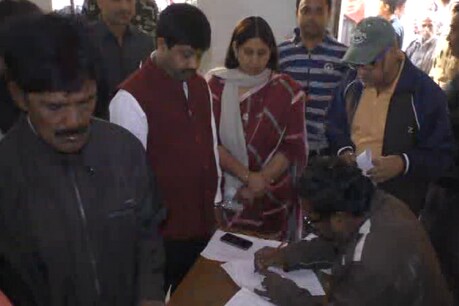 योगी सरकार के मंत्री ने डाला वोट, पत्नी हैं बीजेपी की मेयर उम्मीदवार योगी सरकार के मंत्री ने डाला वोट, पत्नी हैं बीजेपी की मेयर उम्मीदवार