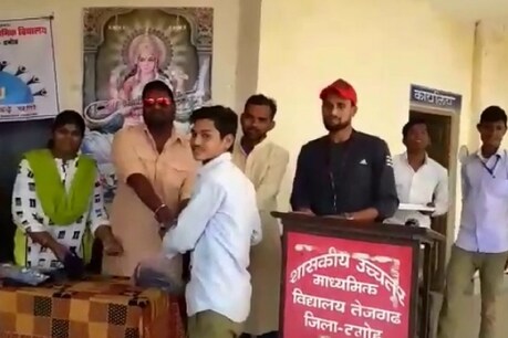 मध्य प्रदेश के दमोह जिले में एक शिक्षक ने बिना किसी संसाधन के बच्चों को तैराकी में निपुण बना दिया है