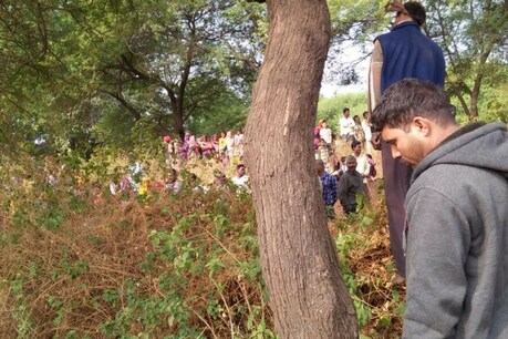 मध्य प्रदेश में रतलाम के नवलखा गांव में प्रेम प्रसंग के चलते प्रेमी ने प्रेमिका की धारधार हथियार से हत्या कर दी. उसके बाद इस शख्स ने खुद भी फांसी लगाकर जान दे दी.