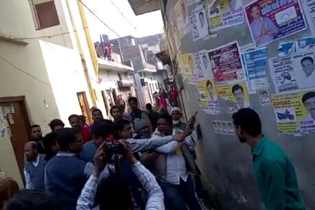 फर्रुखाबाद में नौशाद नाम के निर्दलीय प्रत्याशी ने पोलिंग बूथ पर लहराया तमंचा.