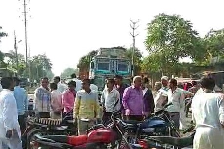 बिजली समस्या को लेकर किसानों ने किया चक्काजाम बिजली समस्या को लेकर किसानों ने किया चक्काजाम