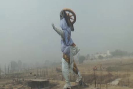 भगवान कृष्ण की 50 फुट ऊंची प्रतिमा की फोटो.