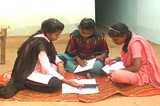 पढ़ाई से वंचित लड़कियों को यह संस्था देती है शिक्षा