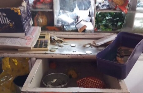 चोरी के बाद बिखरा पड़ा सामान
फोटो- ईटीवी