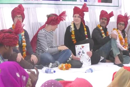 कपास की खेती का जायजा लेने गडाघाट पहुंचा विदेशी प्रतिनिधिमंडल कपास की खेती का जायजा लेने गडाघाट पहुंचा विदेशी प्रतिनिधिमंडल
