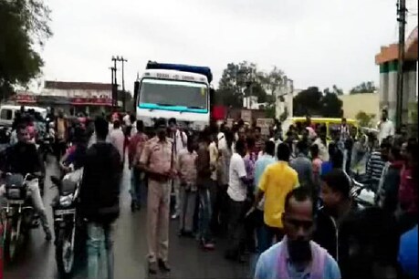 ट्रक ने बाइक सवार दंपति को मारी टक्कर, पत्नी की मौत ट्रक ने बाइक सवार दंपति को मारी टक्कर, पत्नी की मौत