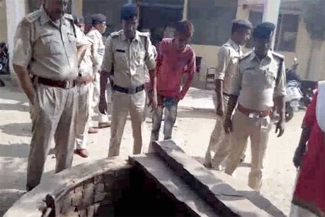 दमेाह के कोतवाली परिसर में स्थित कुएं में एक युवक का शव मिलने का मामला सामने आया है.