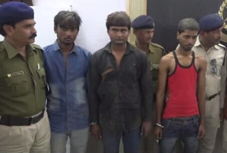 बदमाशों के पास से पुलिस ने एक कट्टा और जिंदा कारतूस भी बरामद किए हैं.