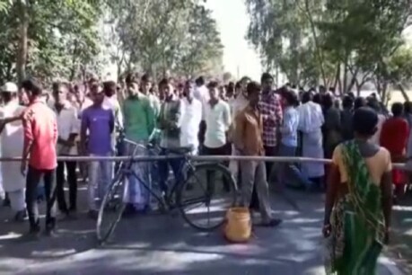 हादसे के बाद सड़क जाम करते लोग