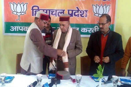 भाजपा के मंथन शिविर में पहुंचे प्रेम कुमार धूमल और सत्तपाल सत्ती.