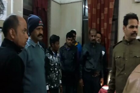 दमोह जिले में पानी भरने गई महिला पर पड़ोसियों ने तलवार से हमला कर घायल कर दिया