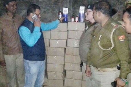 कॉलेज परिसर से बरामद शराब की फोटो.