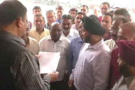 सफेद सोने पर जीएसटी का विरोध, व्यापारियों ने सौंपा अरुण जेटली के नाम का ज्ञापन सफेद सोने पर जीएसटी का विरोध, व्यापारियों ने सौंपा अरुण जेटली के नाम का ज्ञापन