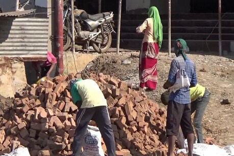 अस्पताल परिसर में चल रहा निर्माण कार्य.