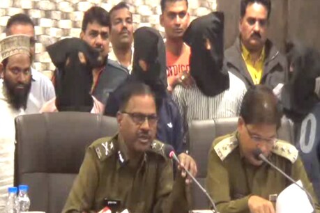 63 लाख की डकैती का भंडाफोड़, पुलिस ने इमाम समेत 5 को किया गिरफ्तार 63 लाख की डकैती का भंडाफोड़, पुलिस ने इमाम समेत 5 को किया गिरफ्तार