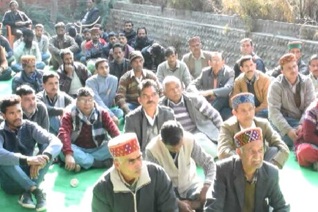 फोरलेन प्रभावितों की औट में हुई बैठक.