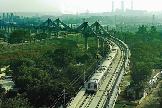 दिल्ली मेट्रो रेल कॉर्पोरेशन (डीएमआरसी) को इसे बनाने में कम पापड़ नहीं बेलने पड़े.