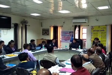 अधिकारियों के साथ बैठक करते हुए स्वास्थ्य सचिव नवीन जैन.