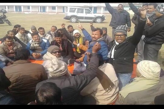 हंगामा करते शिक्षक