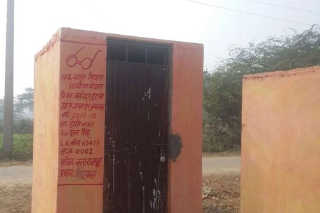 ये शौचालय स्वच्छ भारत अभियान के तहत ग्राम पंचायत द्वारा बनवाए गए हैं.