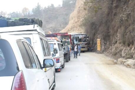 फोरलेन सड़क निर्माण कार्य के कारण लग रहा कुल्लू में जाम.
