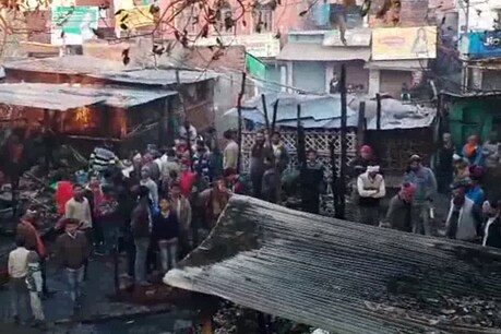 लखना सब्जी मंडी में लगी भीषण आग की फोटो.