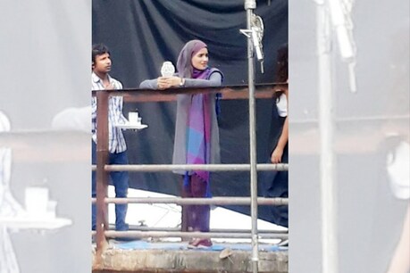 'गली बॉय' में ऐसी दिखेंगी आलिया, इंटरनेट पर लीक हुई Photos 'गली बॉय' में ऐसी दिखेंगी आलिया, इंटरनेट पर लीक हुई Photos