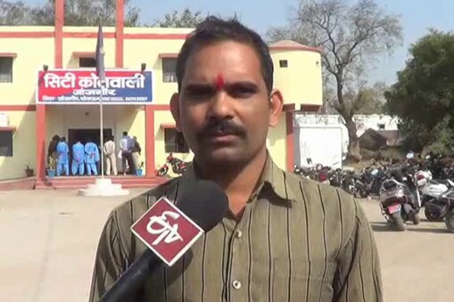 ईटीवी से चर्चा करता शिकायतकर्ता युवक. ईटीवी से चर्चा करता शिकायतकर्ता युवक.