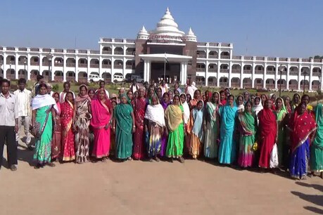 राशि की मांग को लेकर कलेक्टोरेट पहुंची महिलाएं.