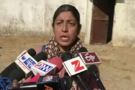 मीडिया से चर्चा करते हुए चिकित्सक.