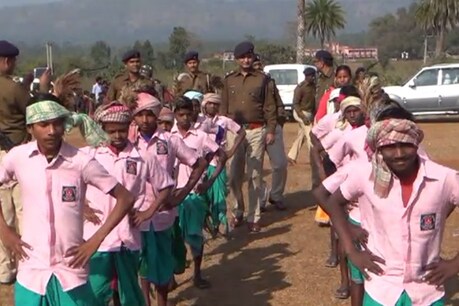 गणतंत्र दिवस पर आयोजित कार्यक्रम में ग्रामीणों के साथ पाकुड़ पुलिस.