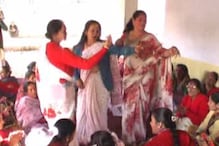 VIDEO : महिलाओं की मंडली मगन है होली के जश्न में