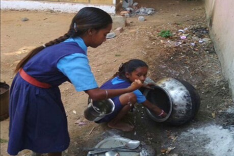 जशपुर में हड़ताल पर रसोइया, बच्चे पका रहे भोजन जशपुर में हड़ताल पर रसोइया, बच्चे पका रहे भोजन