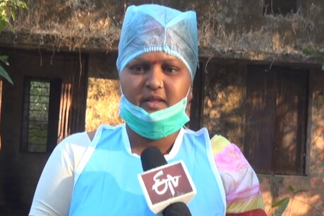 कांकेर में सफाई कर्मचारी दुर्गा शवों का पोस्टमार्टम करती हैं.