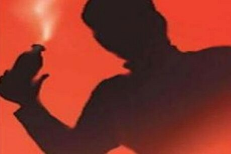 चाचा ने प्यार से बुलाया फिर भतीजे ने युवक पर कर दिया एसिड अटैक..! चाचा ने प्यार से बुलाया फिर भतीजे ने युवक पर कर दिया एसिड अटैक..!