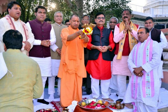 मथुरा पहुंचे सीएम योगी आदित्यनाथ की फोटो.