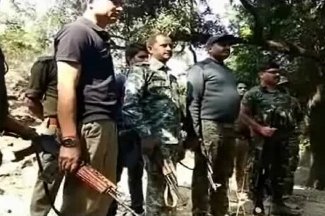 कॉम्बिंग करती पुलिस टीम. Photo: ETV/News18