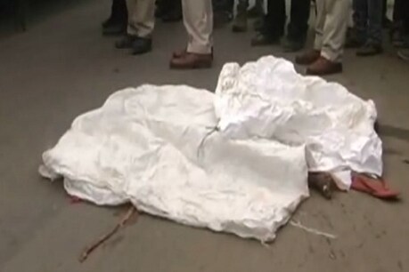 बेकाबू ट्रक ने स्कूटी को टक्कर मारी, स्कूटी चला रहे युवक की मां की मौत, नानी घायल बेकाबू ट्रक ने स्कूटी को टक्कर मारी, स्कूटी चला रहे युवक की मां की मौत, नानी घायल