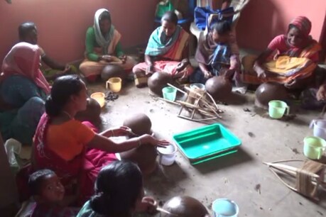 रेशम के धागे बनाती आदिवासी महिलाएं