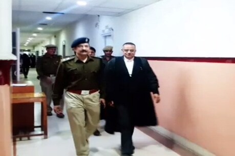 मामले की सुनवाई के बाद अदालत से बाहर निकलते पुलिस अधिकारी व वकील
फोटो-ईटीवी